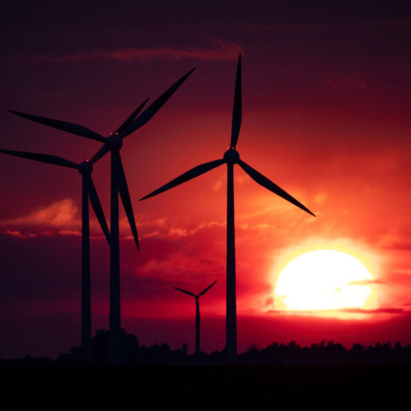 Bild einer Windernergieanlage bei Sonnenuntergang